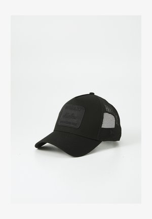 Schwarze Kappe mit einem stabilen Vorderpanel und Netz-Seitenpanelen. Verfügt über ein rechteckiges Logopatch mit Text. Gebogener Schirm, verstellbarer Riemen hinten.