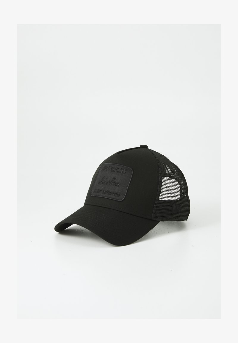 Gorra negra con un panel frontal sólido y paneles laterales de malla. Presenta un parche de logo rectangular con texto. Visera curva, correa ajustable en la parte posterior.