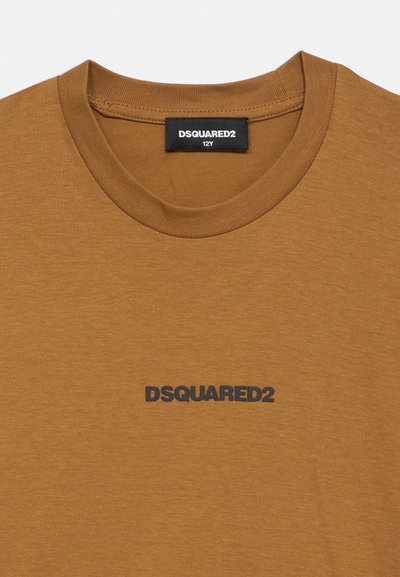 Brūns kokvilnas T-krekls ar melnu "DSQUARED2" logotipu priekšpusē, ar klasisku apaļu kakla izgriezumu un īsām piedurknēm.