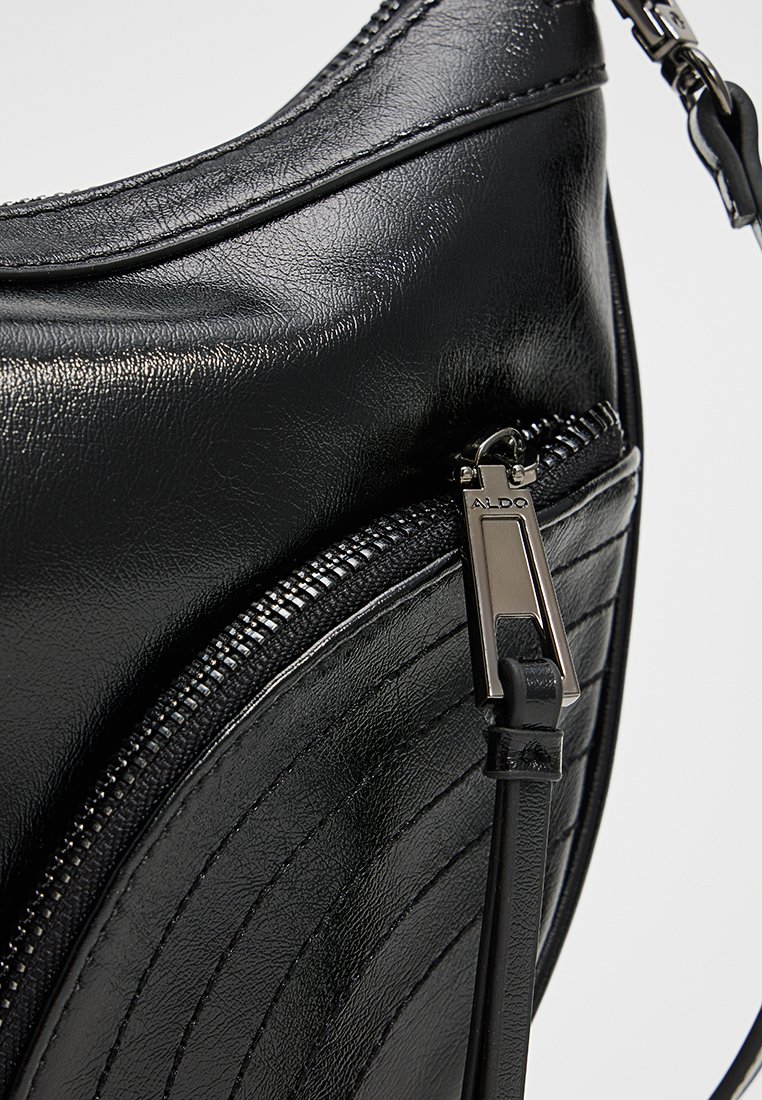 Schwarze Leder-Crossbody-Tasche mit einem Reißverschlussfach, gerippten Textur-Akzenten und einem Reißverschluss-Zipper in Silber mit "ALDO"-Markenname.