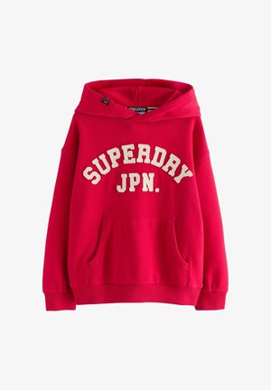 Piros kapucnis pulóver, pamut keverékből készült, nagy "SUPERDAY JPN." felirattal krém színben. Elöl zsebet tartalmaz, valamint bordás mandzsettákkal és alsó résszel rendelkezik.