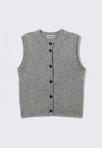 Cardigan sans manches en tricot gris avec des boutons noirs sur le devant et des bords côtelés, présenté à plat sur un fond blanc.