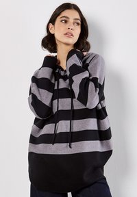 Czarny i szary pasiasty hoodie w luźnym kroju, z kapturem na sznurki i długimi rękawami, prezentowany na jasnym tle.