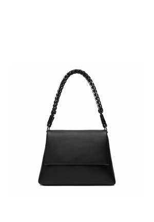 Schwarze Lederhandtasche mit Klappverschluss und geflochtenem Kettenhenkel, vor weißem Hintergrund gezeigt.