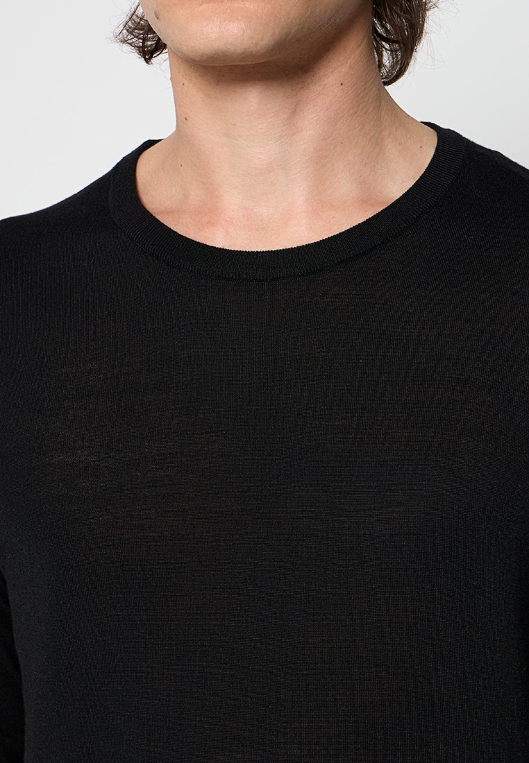 Schwarzer Strickpullover mit Rundhalsausschnitt, der eine glatte Textur und eine taillierte Silhouette bietet. Minimalistisches Design, ohne sichtbare Muster oder Akzente.
