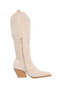 Beige Wildleder-Cowboy-Stiefel mit spitzer Kappe, hohem Schaft und dekorativer Stickerei. Verfügt über einen seitlichen Reißverschluss und einen gestapelten Absatz.