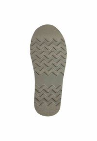 Suela de zapato de goma gris con una superficie texturizada que presenta un patrón en zigzag para mejorar la tracción, redondeada en la punta y ligeramente más ancha en el talón.