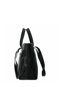 Zwarte tote bag met een gladde en gestructureerde oppervlakte, hoekige vorm en dubbele stoffen handvatten. Ontworpen met een geribbelde accent aan één kant.