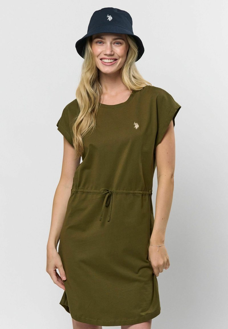 Rochie din bumbac de culoare verde măsliniu, cu mâneci scurte și talie cu șnur. Prezintă un mic logo brodat pe piept.