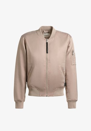 Geacă bomber bej cu fermoar frontal, manșete și tiv striate, două buzunare frontale cu capse și un buzunar cu fermoar pe mâneca stângă.