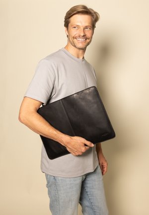 Gusti Leder LUKE 15" - Notebooktasche - schwarz
