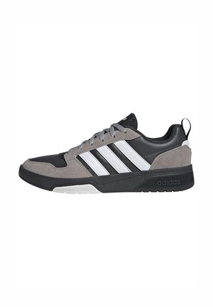 Baskets Adidas noires et grises avec rayures blanches, fermeture à lacets, col rembourré et semelle texturée pour un usage décontracté.