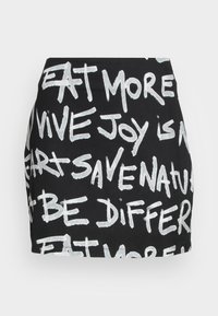 Saia de tecido preto com frases em texto branco em destaque; silhueta reta com uma bainha curta. Design texturizado e casual com um padrão gráfico.