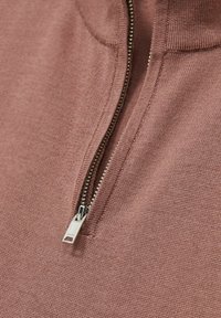 Maglione zip-up marrone realizzato in un tessuto a maglia testurizzato. Presenta una cerniera argento e un design con colletto alto, che mette in risalto un aspetto pulito e minimal.
