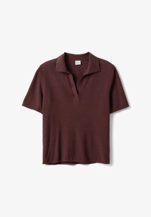 Braunes, kurzärmeliges, gestricktes Poloshirt mit offenem Kragen und lockerem Schnitt, flach auf weißem Hintergrund liegend.