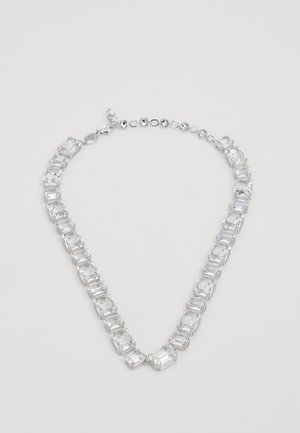 Facetteret krystalhalskæde med rektangulære led og runde accenter, sat i sølvfarvet metal, med en lille klipslås.