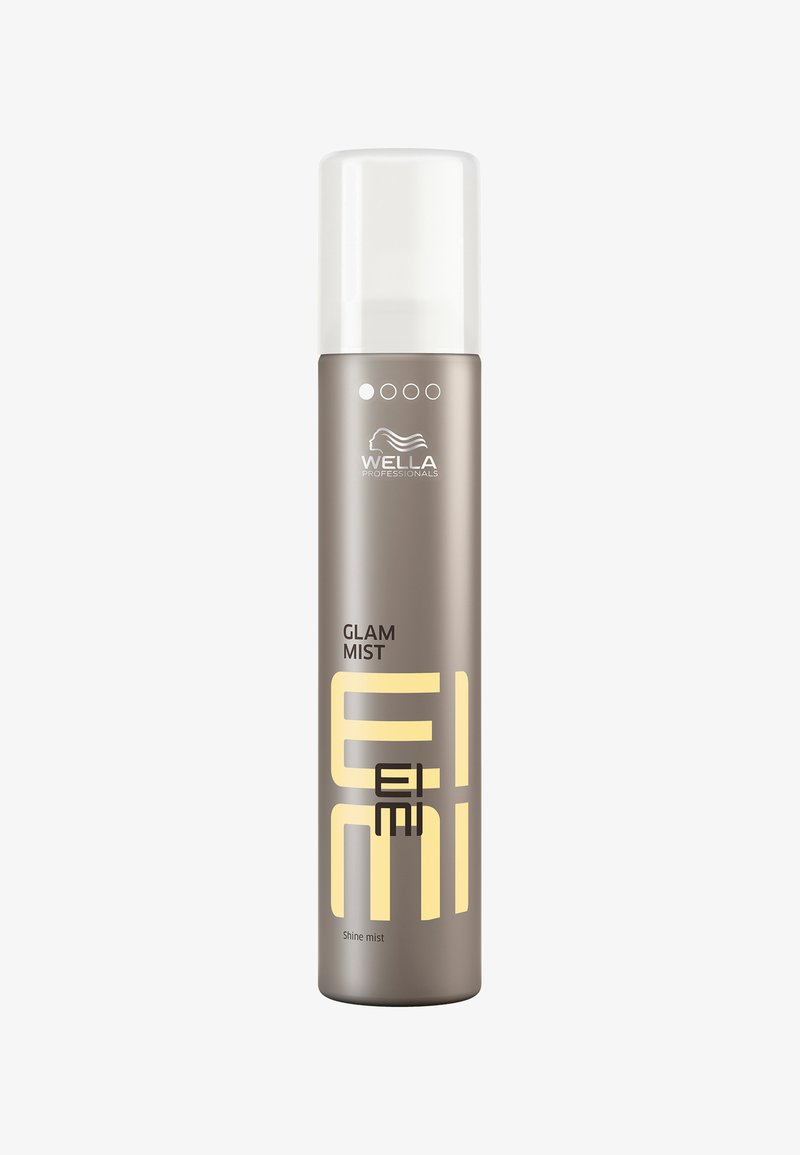 Glanzende, metallic bruine sprayfles met een witte dop. Bevat "GLAM MIST" en "EIMI" in vetgele en zwarte tekst aan de voorkant.