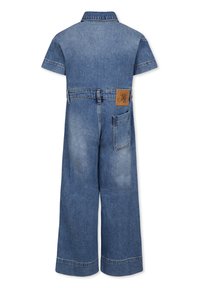 Tuta di denim con maniche corte, colletto e vita aderente. Presenta una tasca a toppa sul retro e un'accattivante accentuazione in pelle in vita.