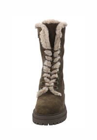 Wysoki brązowy zimowy botek ze zamszu z beżowym futerkiem, sznurowany z przodu, z grubą podeszwą o wyraźnym bieżniku, pokazany z przodu.