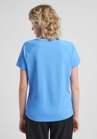Lichtblauw sportshirt gemaakt van glad, vochtregulerend materiaal, met korte mouwen, een ronde hals en raglan naden.