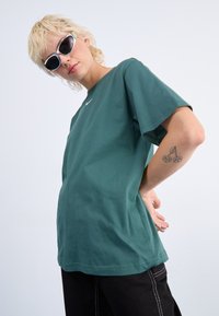 Nike Sportswear TEE - Jednoduché tričko - vintage green/white