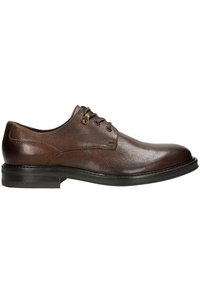 Chaussure habillée en cuir marron avec une finition texturée, bout rond et design à quatre œillets avec lacets. Semelle en caoutchouc noir avec des détails de couture subtils.