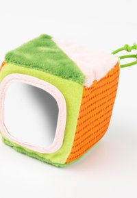 Cube de jouet pour bébé en tissu doux avec des côtés verts, roses et orange, avec un panneau miroir et des boucles en tissu vert pour suspendre.