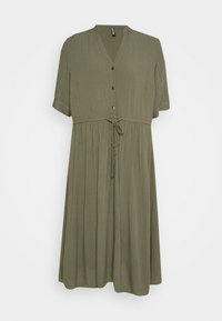 Olivgrön kortärmad klänning med V-ringning, tryckknappar framtill och dragsko i midjan. Har en flödande, veckad kjol. Mjuk tyg.