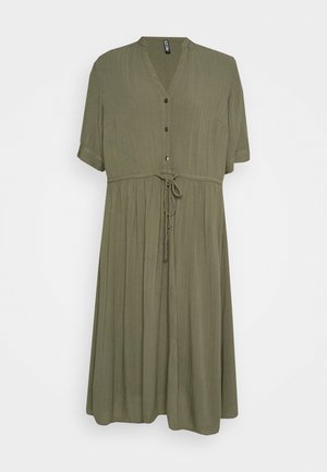 Robe courte olive, à manches courtes, avec un décolleté en V, un devant à boutons et une taille à cordon. Possède une jupe fluide et plissée. Tissu doux.