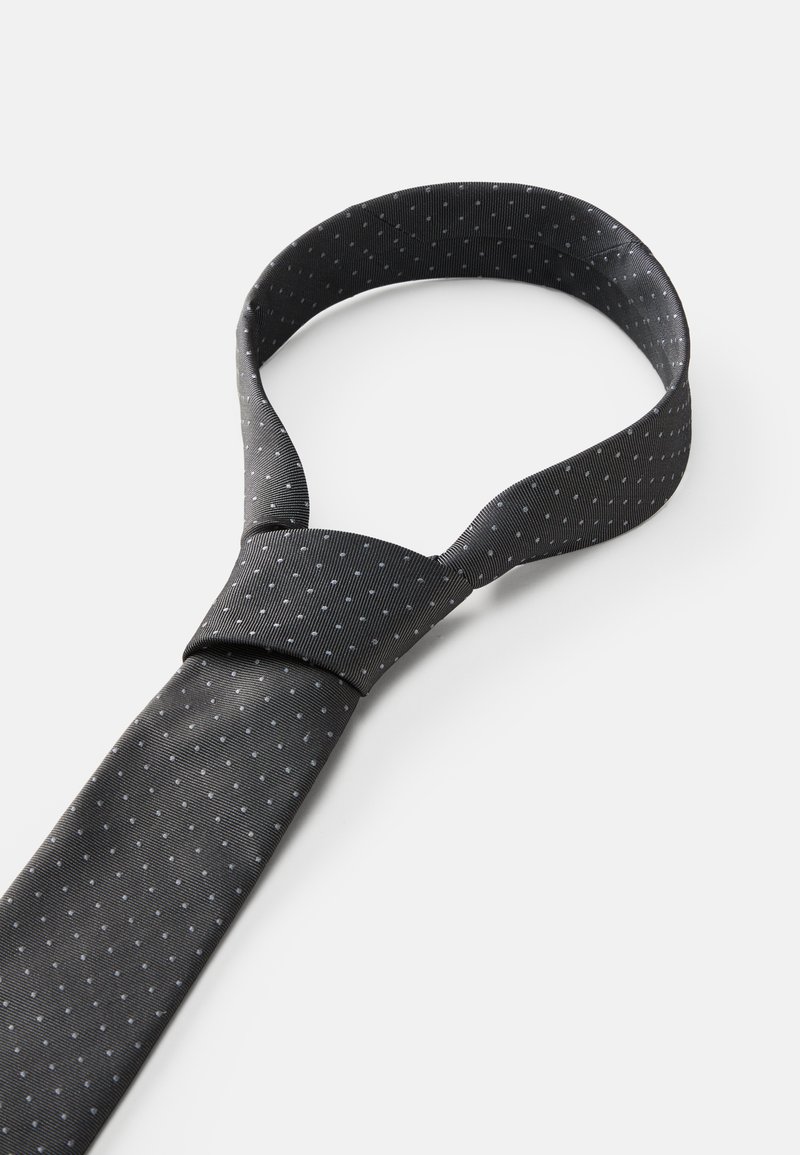 Zwarte vlinderdas met een gestructureerd patroon van kleine witte stippen. Het heeft een klassieke vorm en een gladde, glanzende stoffen afwerking.