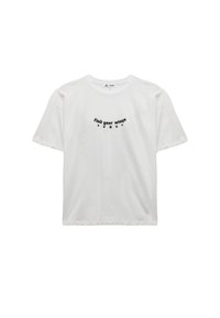 Witte katoenen t-shirt met korte mouwen, met zwarte tekst "vind je vleugels" en vijf sterren in een gebogen ontwerp op de voorkant.