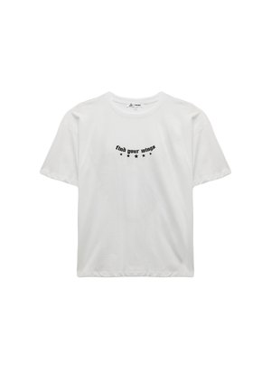 Witte katoenen t-shirt met korte mouwen, met zwarte tekst "vind je vleugels" en vijf sterren in een gebogen ontwerp op de voorkant.
