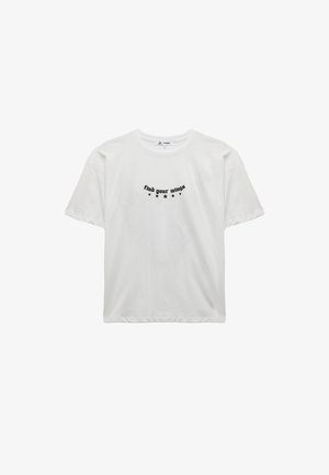 Witte katoenen t-shirt met korte mouwen, met zwarte tekst "vind je vleugels" en vijf sterren in een gebogen ontwerp op de voorkant.