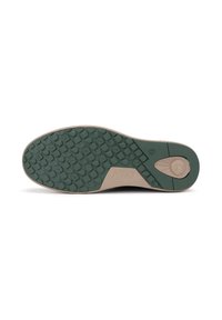Suela de goma verde con un patrón texturizado y acentos en beige. Incluye el logotipo de la marca y marcas de tamaño. Diseñada para ofrecer tracción y durabilidad.