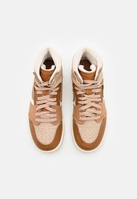 Vysoké tenisky vyrobené z béžové a hnědé kůže, s polstrovaným límcem, perforovanou špičkou a krémovou gumovou podešví.