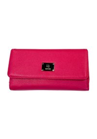 Portafoglio in pelle rosa con una texture liscia, dotato di una chiusura rettangolare in tono oro con incisione del marchio sulla parte anteriore. Design pieghevole.