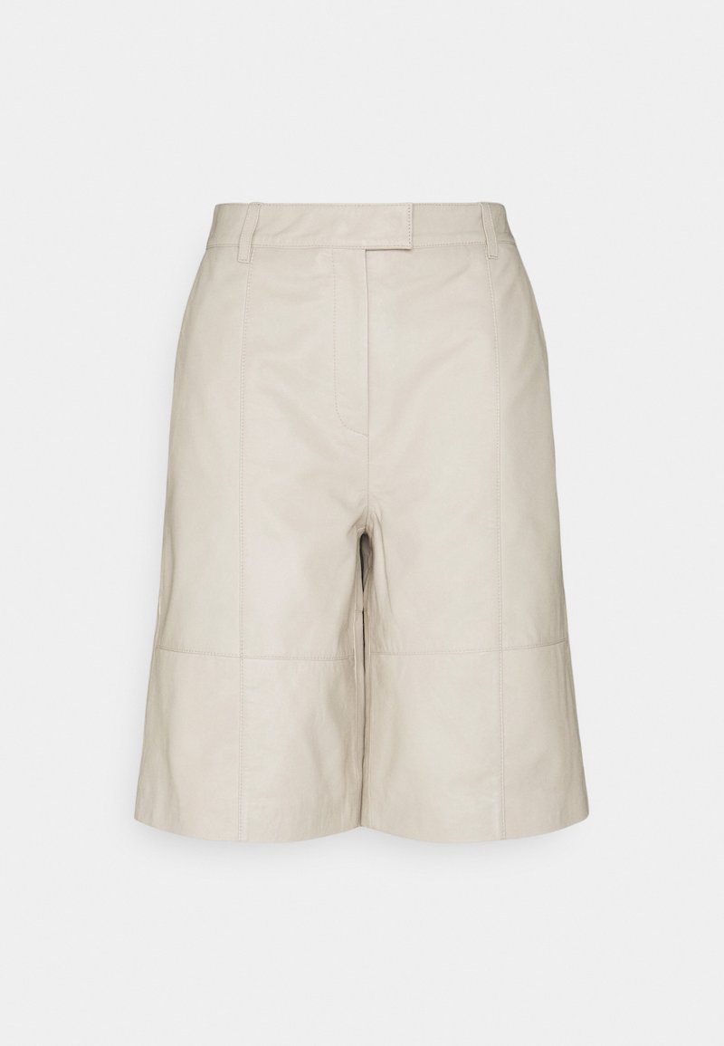 Pantaloni corti in pelle beige con una vestibilità sartoriale, caratterizzati da cuciture frontali e una superficie liscia. Progettati con vita media e tasche laterali.