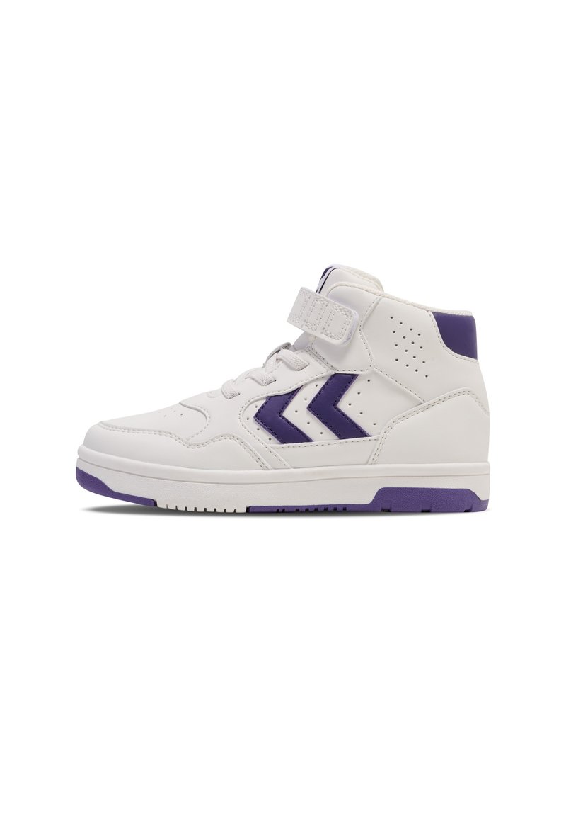 Weiße High-Top-Sneaker mit lila Akzenten. Mit einem Riemen, Perforationen an den Seiten und einer strukturierten Sohle. Schnürsenkel und Logo auf der Zunge.