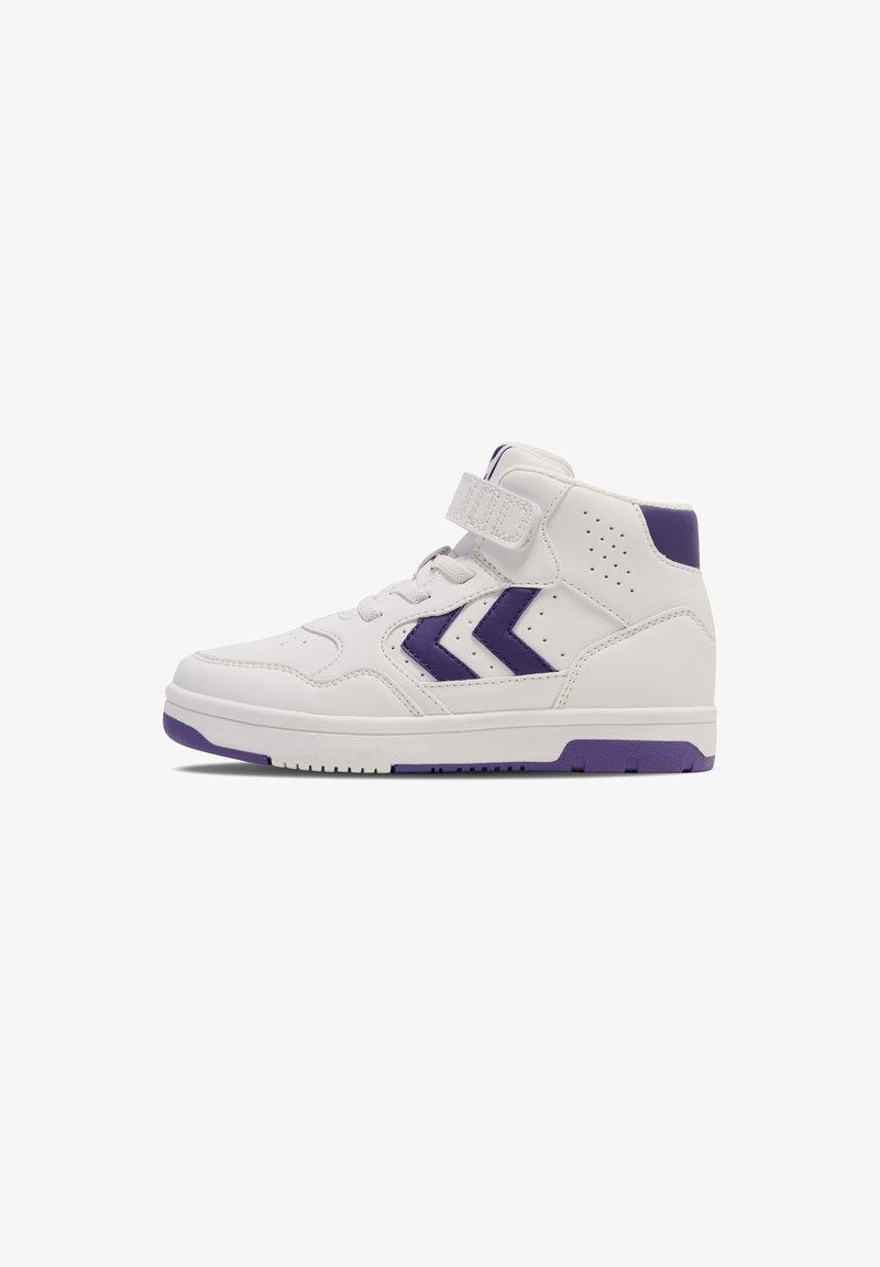 Weiße High-Top-Sneaker mit lila Akzenten. Mit einem Riemen, Perforationen an den Seiten und einer strukturierten Sohle. Schnürsenkel und Logo auf der Zunge.