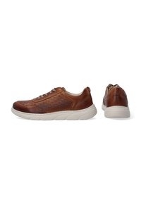 Braune Leder-Sneaker mit durchbrochenem Design, beiger Sohle, runder Zehenpartie und Schnürverschluss. Mit gepolstertem Kragen und strukturiertem Obermaterial.