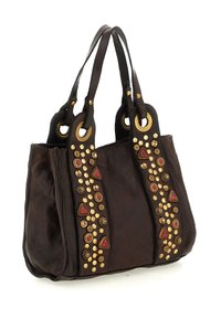 Borsa a mano in pelle marrone scuro con due manici, decorata con borchie dorate e rosse in motivi circolari e triangolari.