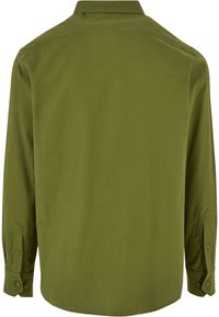 Camisa de manga larga color verde oliva hecha de algodón; presenta un collar clásico, puños con botones y una textura suave y mate.