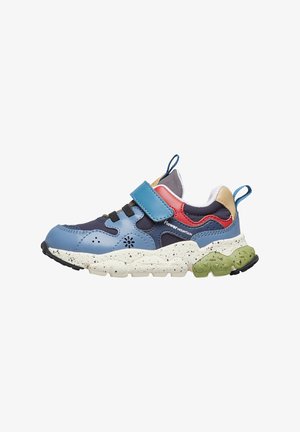 Vícebarevná teniska se modrou kůží, bílou tečkovanou podrážkou, suchým zipem a akcentovacími barvami červenou, zelenou a béžovou.