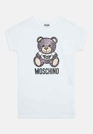 Valkoinen lyhythihainen t-paita, jossa on vaaleanpunainen ja ruskea nallekarhu graafinen kuvasto, ja tekstillä "TOY" ja "MOSCHINO" alla. Pehmeä kangas ja rento istuvuus.