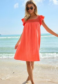 Next SQUARE NECK CROCHET FLUTTER SLEEVE TALL - REGULAR FIT - Denní šaty - coral pink