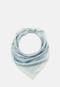 Lyseblåt silketørklæde med en glat tekstur, med et subtilt logomønster og en knyttet detalje øverst.