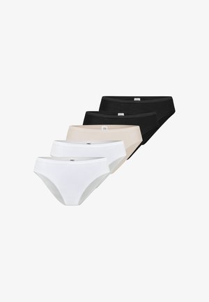 Fünf Damen-Bikinislips in Weiß, Beige und Schwarz, diagonal auf weißem Hintergrund gestapelt.