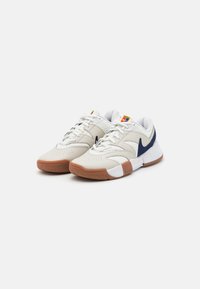 Nike Performance COURT LITE 4  - Tenisové boty na všechny povrchy - summit white/binary blue/light bone