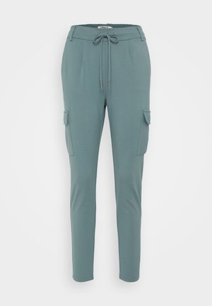 Pantalons de jogging en teal clair avec une taille élastique à cordon, deux poches latérales et deux poches style cargo. Fabriqués en tissu doux et extensible.