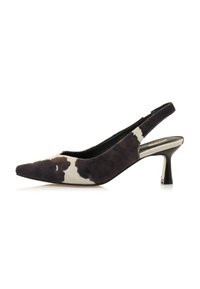 Tacones slingback con estampado de vaca, fabricados en ante, con puntera afilada y un delgado tacón de stilettos negro. La parte superior presenta una mezcla de colores oscuros y claros.